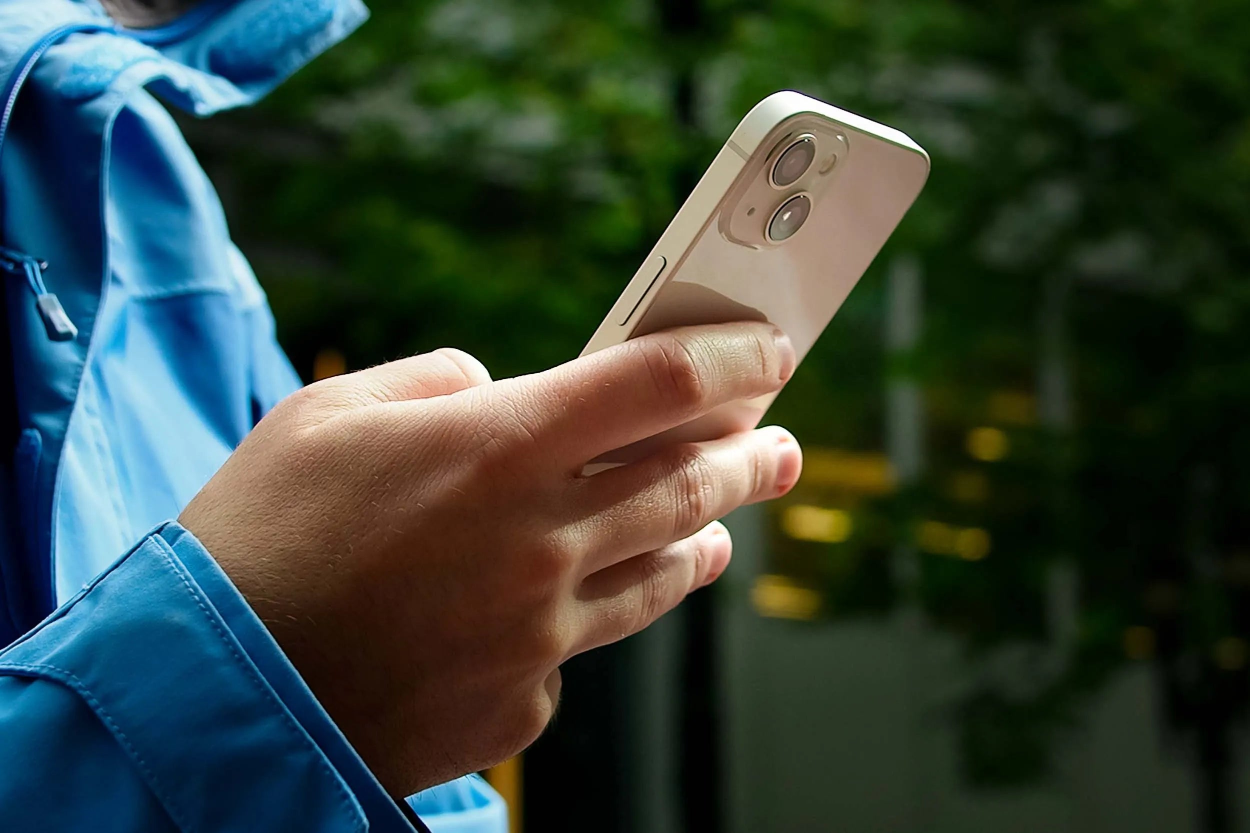 iPhone 13 siendo sostenido por una persona